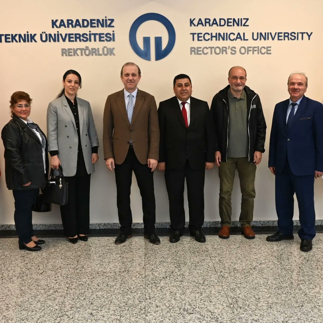 Kulder61's tweet photo. KULDER Yönetim Kurulu Üyeleri olarak kurumsal ziyaretlerimize devam ediyoruz. 
KTÜ Rektörü Sayın Hamdullah ÇUVALCI Bey'i  makamında ziyaret ettik. Üniversitemizde eğitim gören Uluslararası öğrencilerimiz adına yapılacak programlar ve projeler hakkında https://t.co/sbF6JCFcxm