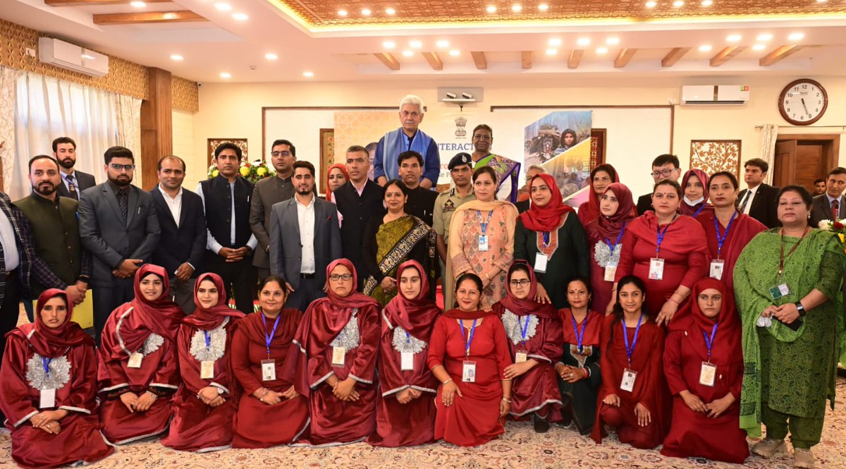 JK_NRLM's tweet photo. Hon'ble President Droupadi Murmu today interacts with the SHGs of JKRLM at the Raj Bhavan Sgr.Their invaluable experiences were shared, shedding light on their pivotal role as torchbearers for our nation.JKRLM garnered immense appr'n from the president for their remarkable work. https://t.co/zYkVhXNjDq