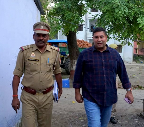 sitapurpolice's tweet photo. #SP_SITAPUR द्वारा थाना रेउसा का औचक निरीक्षण कर महिला हेल्प डेस्क,कार्यालय,मालखाना आदि को चेक किया गया एवं थाना रेउसा पर चल रही पीस कमेटी की बैठक में सम्भ्रान्त व्यक्तियों से आगामी त्योहारों नवरात्र/दशहरा पर विस्तृत चर्चा की गयी।   #UPPolice #PoliceResponsibility
@Igrangelucknow https://t.co/yhB1RheLo1