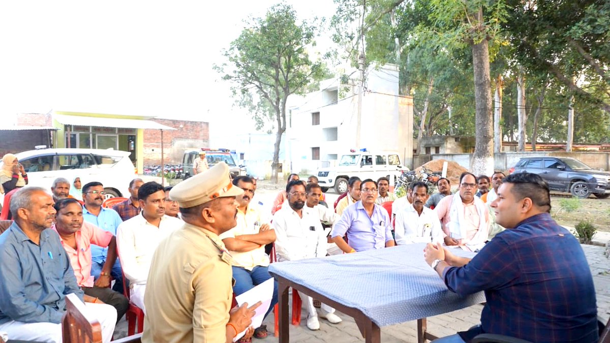 sitapurpolice's tweet photo. #SP_SITAPUR द्वारा थाना रेउसा का औचक निरीक्षण कर महिला हेल्प डेस्क,कार्यालय,मालखाना आदि को चेक किया गया एवं थाना रेउसा पर चल रही पीस कमेटी की बैठक में सम्भ्रान्त व्यक्तियों से आगामी त्योहारों नवरात्र/दशहरा पर विस्तृत चर्चा की गयी।   #UPPolice #PoliceResponsibility
@Igrangelucknow https://t.co/yhB1RheLo1