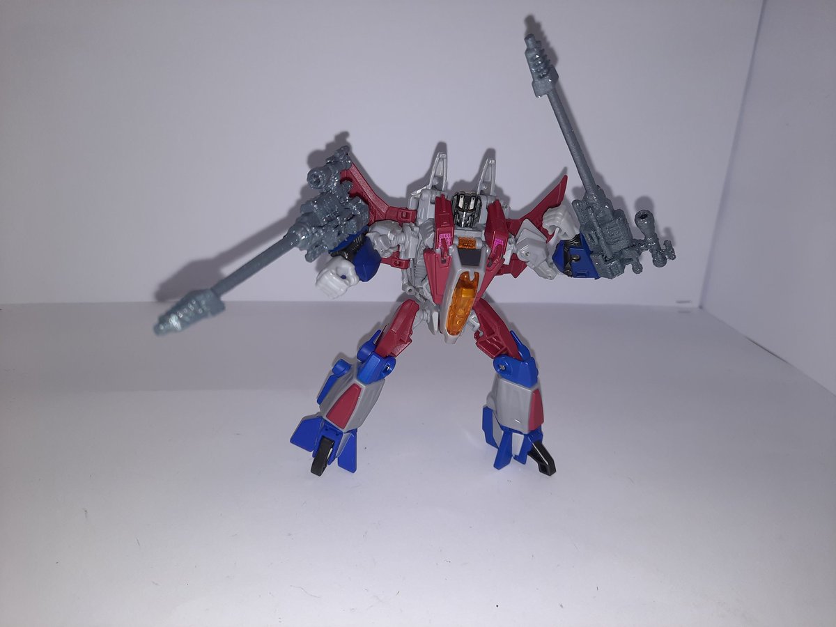 Tfpivman's tweet image. Got myself Transformers Generations: Fall of Cybertron Deluxe class Starscream.
Looks pretty good with  Gamer Edition WFC Megatron. 

Nullrays are 3d printed and made by @fakebusker83

1/2

#Transformers #TransformersFallOfCybertron #Starscream #Decepticon