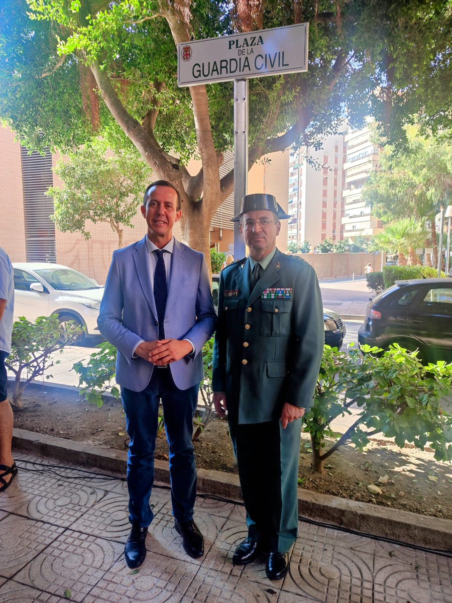 Enhorabuena a <a href="/gcalmeriaopc/">Guardia Civil Almería</a> por la plaza que, desde hoy, lleva su nombre en Almería. 

En la imagen, el subdelegado, <a href="/JosemMartinFdez/">José Mª Martín Fdez.</a>, con el coronel jefe de la Comandancia, Jorge Montero Llácer, tras el acto organizado por <a href="/aytoalm/">Ayuntamiento de Almería</a>.