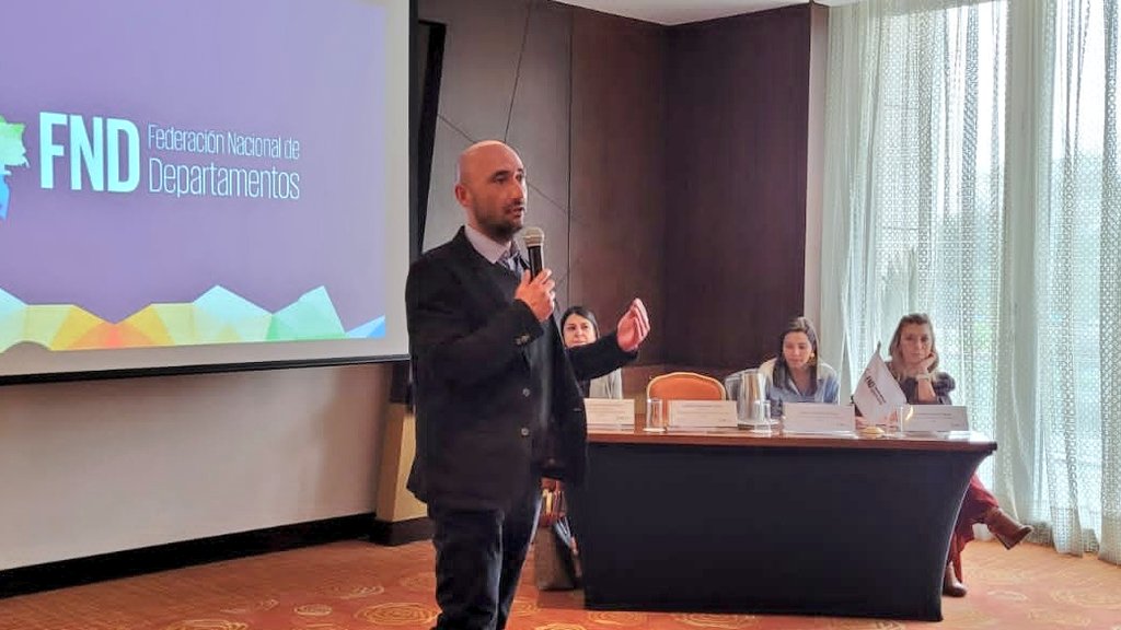 FNDCol's tweet photo. Camilo Coronado, Gerente del programa #GobernabilidadResponsable de @USAID_Colombia señaló que "esta es la primera vez que la #USAID acompaña el empalme de las Entidades Territoriales, con ello buscamos una transición ordenada y efectiva con las nuevas administraciones" https://t.co/Twgbt8UzaE
