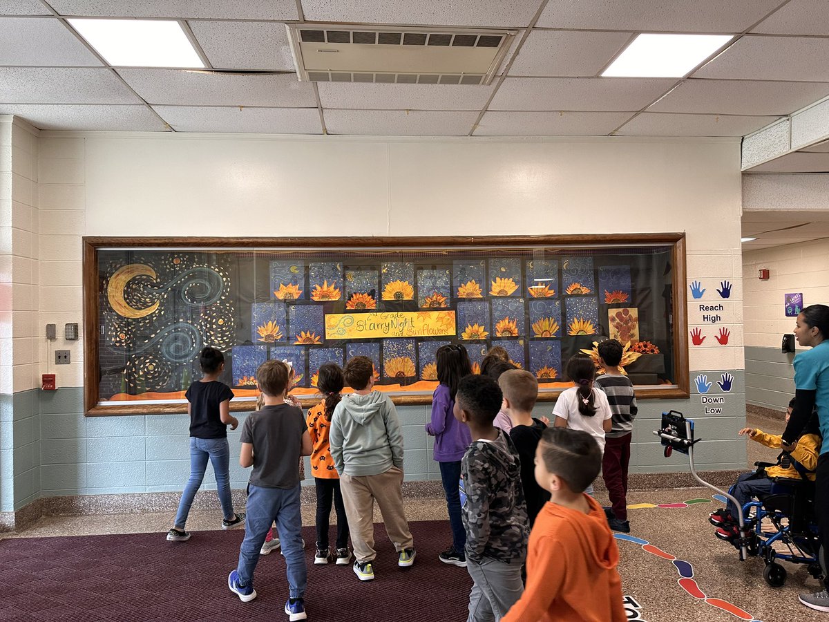 MtViewArtRoom's tweet photo. 2nd grade artists posing in front of their art! We looked at Van Gogh’s paintings and created our own! 🎨🌻🌙✨🌀💨 @SecondwMsS @melandyk @JOlsyn1109 https://t.co/TSrIyYiKFV