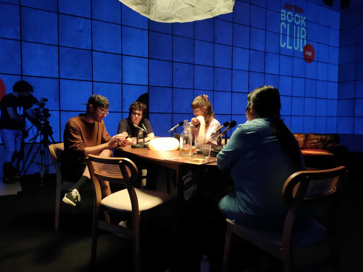 ARTEfr's tweet photo. Si vous écrivez le nom de notre chaîne sur Twitch, personne ne mourra 🪶

Par contre vous verrez #ARTEBookClub sur Death Note avec Patricia Lyfoung, @J_Lachasse et @MonsieurDream 🍎

En live maintenant 👉 Twitch/artefr https://t.co/dx90ykNsAY