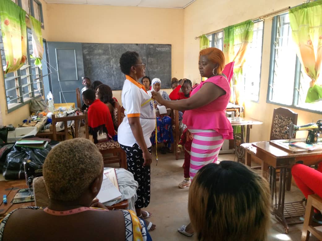 Horizons_Femmes's tweet photo. Dans le cadre d'un partenariat avec la GIZ question de renforcer les capacités des IDPs dans les AGR, Horizons Femmes formera 20 bénéficiaires femmes en couture à Bafoussam au Centre de Promotion de la Femme et de la Famille du 11 au Vendredi 13 Octobre 2023.
#pesop
#IDPEducation https://t.co/79IMUhvvU8