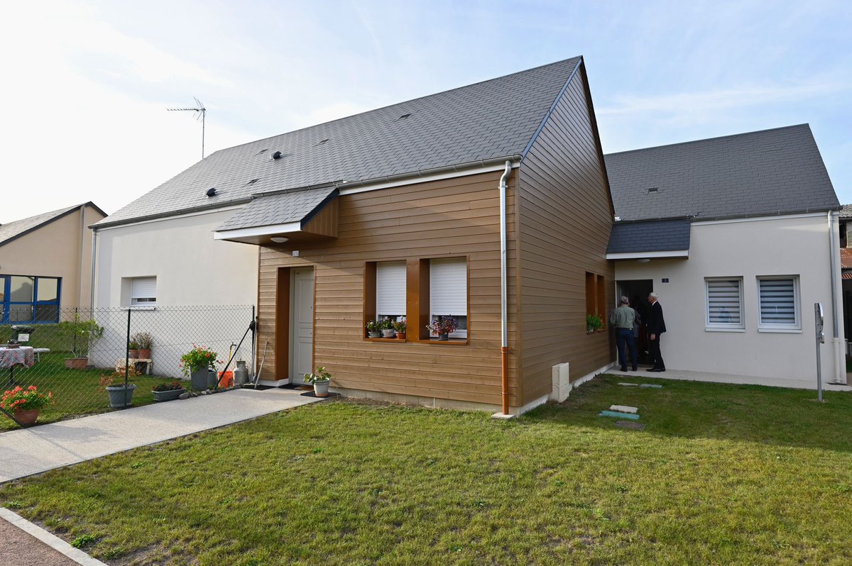 Dominique Le Mèner, Président du Conseil départemental de la #Sarthe, inaugure 5 logements locatifs à Bouloire. 

Ces logements, situés en cœur de ville, sont labélisés Habitat Senior Service, et sont adaptés aux personnes en situation de handicap et peuvent être attribués en