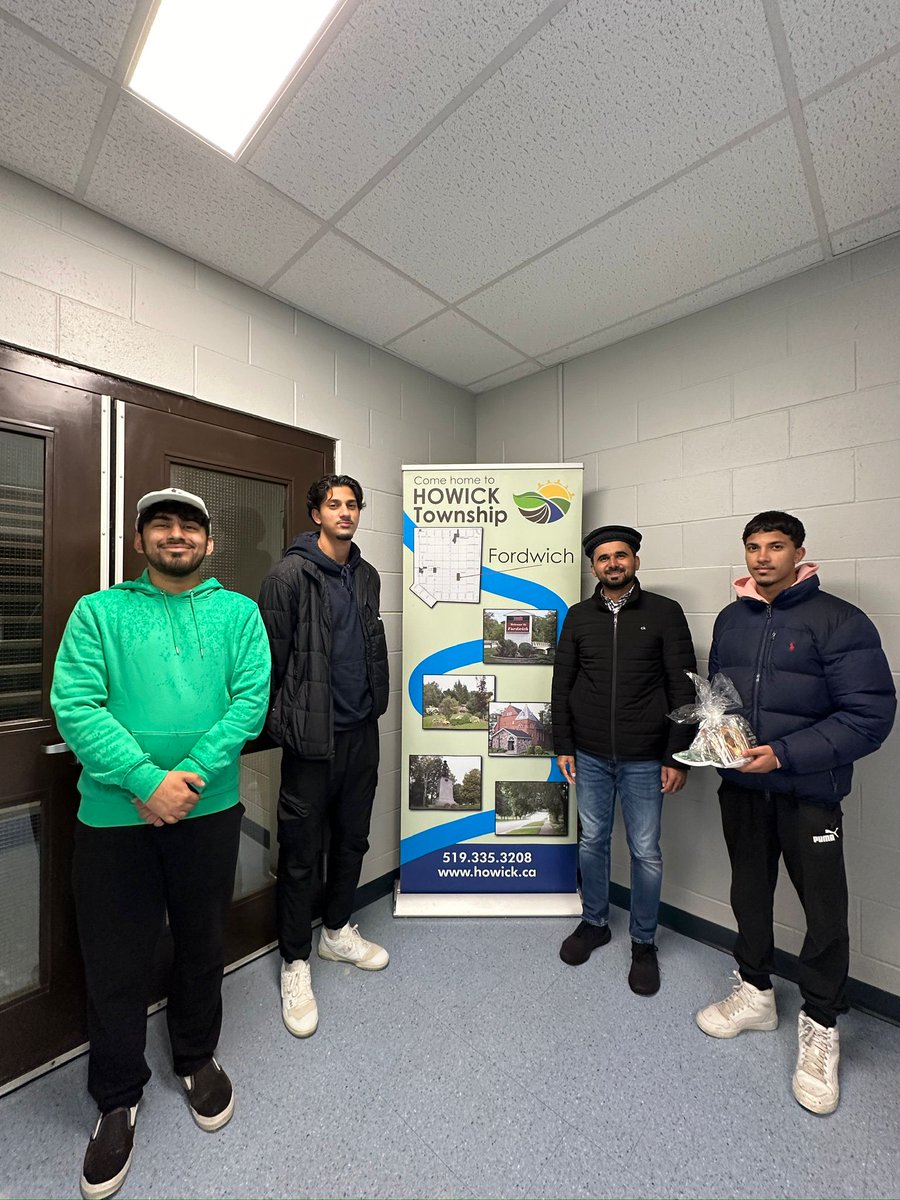 AMYACanada's tweet photo. Our Muslim Youth from coast to coast spent the weekend of Oct 7 &amp; 8 visiting towns &amp; cities across Canada with message of 𝗟𝗢𝗩𝗘 𝗙𝗢𝗥 𝗔𝗟𝗟 𝗛𝗔𝗧𝗥𝗘𝗗 𝗙𝗢𝗥 𝗡𝗢𝗡𝗘.

This initiative is part of #ExploreIslam campaign, which strives to convey the message of peace in Islam https://t.co/EvDso3Iuby