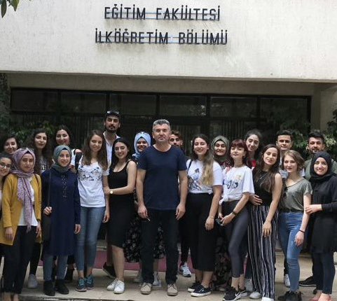 Sayın Cumhurbaşkanım; aşağıda bir örneğinde olduğu gibi binlerce fotoğraftaki öğretmenlerimiz verdiğiniz söz ile ilgili açıklama bekliyor! Anlıyoruz, yoğunsunuz ama öğretmenlerimiz çok yoruldu, yıprandı! İnanıyoruz ki kısa zamanda açıklayacaksınız! 
 #ÖğretmenReiseGüveniyor