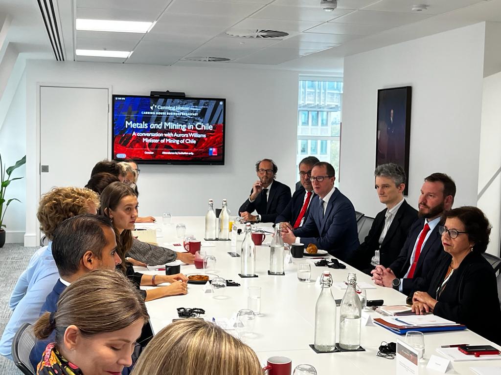 En su tercer día en #LMEWeek 2023, ministra Aurora Williams participó en mesa redonda de <a href="/Canning_House/">Canning House</a>, donde abordó el valor de los acuerdos transversales y la participación ciudadana, junto a ejes del @gobiernodechile en materia de minerales estratégicos, inversión y litio.