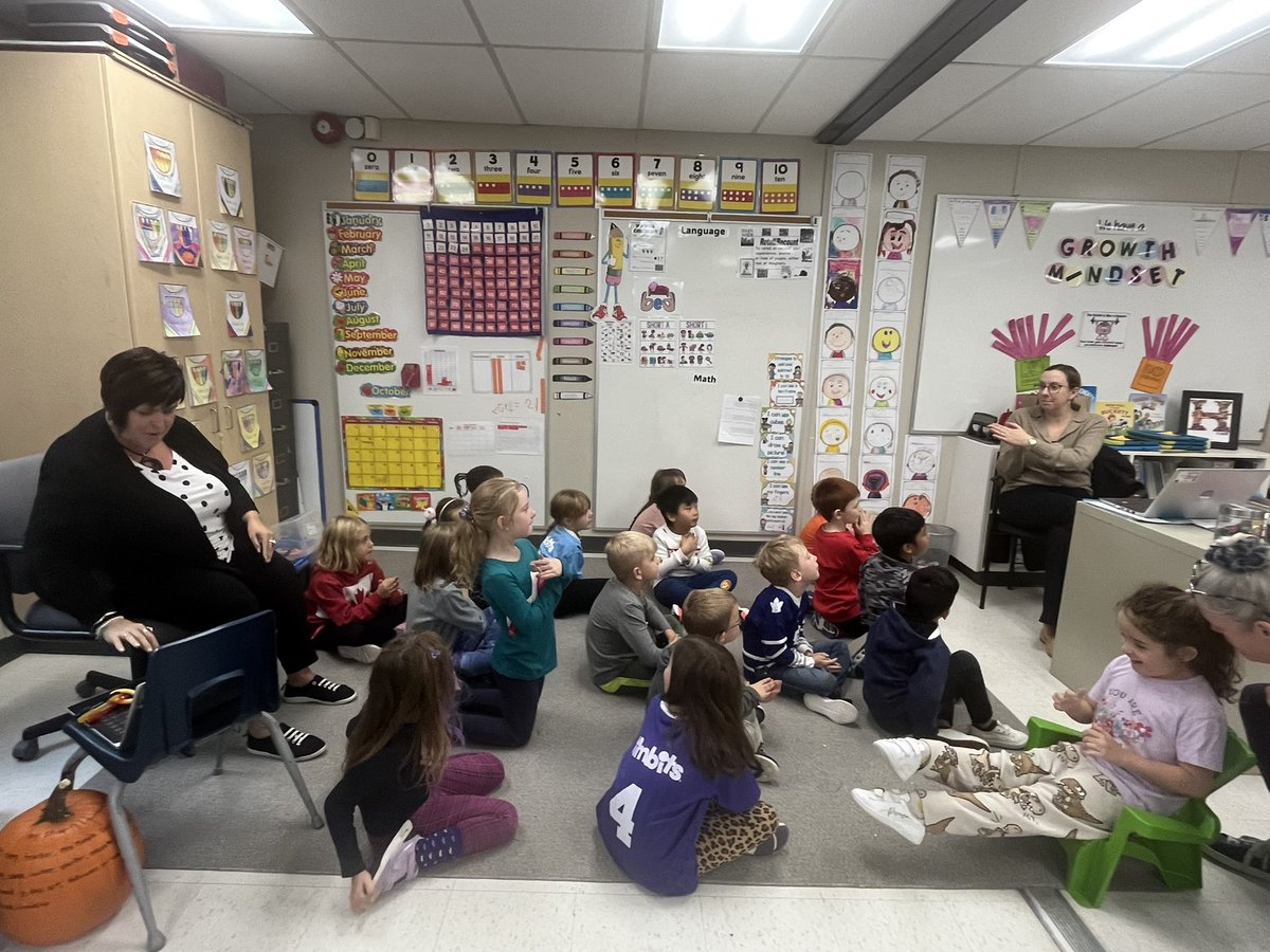 sjfgator's tweet photo. We have some real pros at blending sounds in Grade 1. A big thanks to Mrs. Davy for coming into visit the Gr. 1 classes today. We learned to sound out the short vowel “u” & print Upper & Lower Case “Uu”. #LearnWithAnOpenMind https://t.co/38B2IzTMTJ