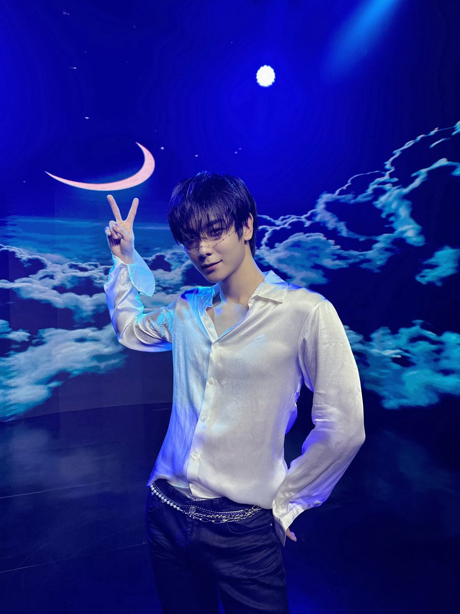 OmegaX_official's tweet photo. [📸]

다시 피어나는 Blue rose 🕺
퍼포먼스 장인 문제현에게 빠져든다.. 💙

제현이가 새롭게 해석한 태민 선배님의 ‘일식’
안 본 FOR X 없겠죠? 😚

#OMEGA_X #오메가엑스
#제현 #JEHYUN https://t.co/8iqkMwRYFx