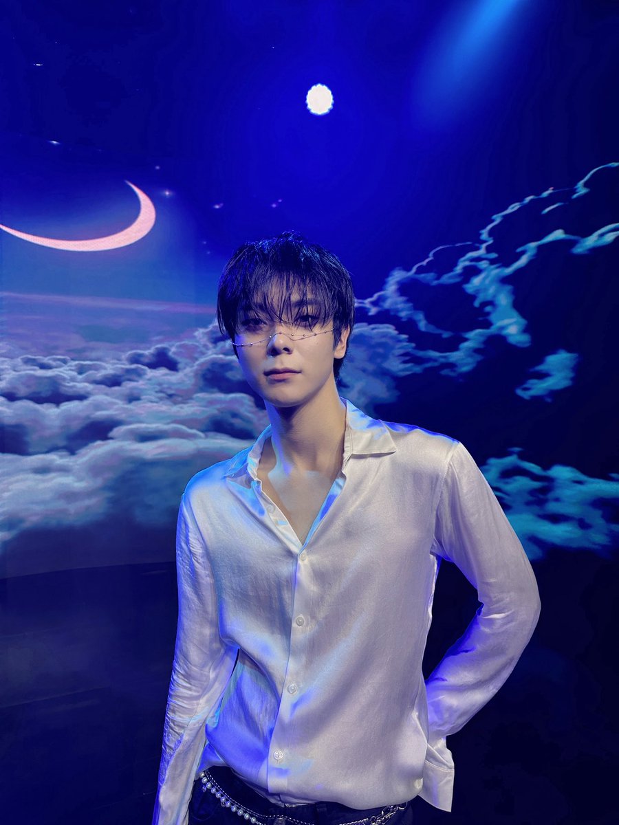 OmegaX_official's tweet photo. [📸]

다시 피어나는 Blue rose 🕺
퍼포먼스 장인 문제현에게 빠져든다.. 💙

제현이가 새롭게 해석한 태민 선배님의 ‘일식’
안 본 FOR X 없겠죠? 😚

#OMEGA_X #오메가엑스
#제현 #JEHYUN https://t.co/8iqkMwRYFx