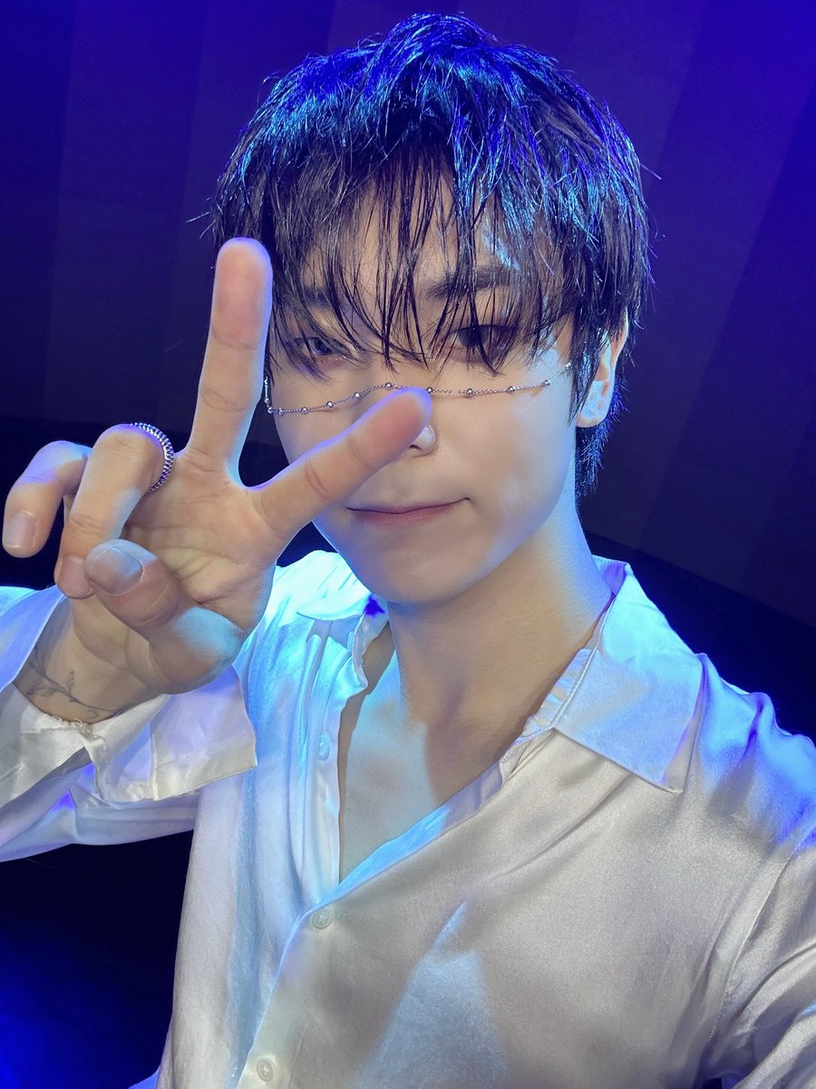 OmegaX_official's tweet photo. [📸]

다시 피어나는 Blue rose 🕺
퍼포먼스 장인 문제현에게 빠져든다.. 💙

제현이가 새롭게 해석한 태민 선배님의 ‘일식’
안 본 FOR X 없겠죠? 😚

#OMEGA_X #오메가엑스
#제현 #JEHYUN https://t.co/8iqkMwRYFx