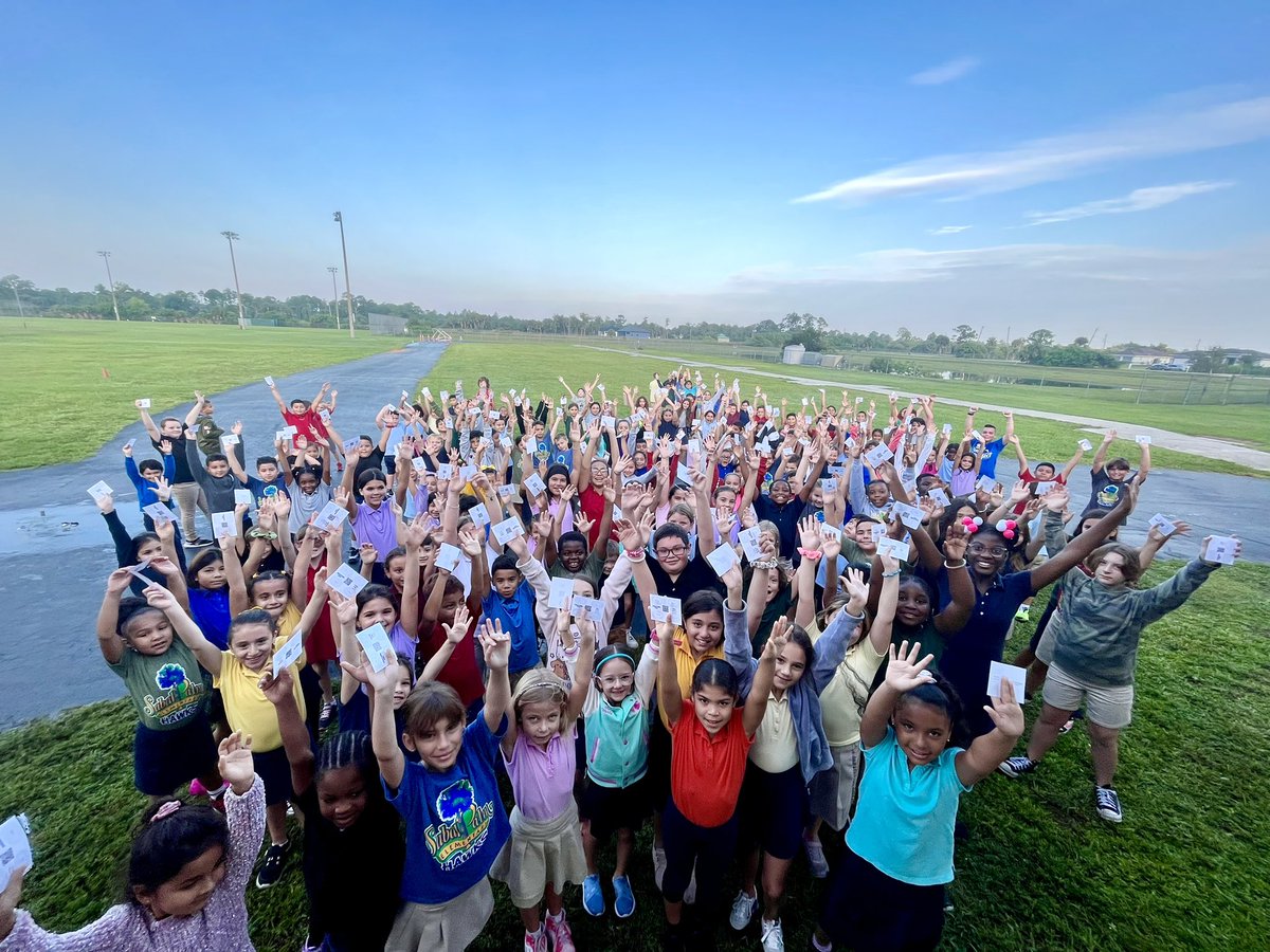 mrswaltersPE's tweet photo. KIDS ON THE GO AT @SPEHAWKSNAPLES  IS THE PLACE TO BE!!!!!🥳🎉🎉🎉🎉👏🏻👏🏻👏🏻
What an amazing sight to see, all these kids being active before the first bell! I love my job!!💕🏃🏾‍♂️🏃🏽‍♀️👏🏻🎊🎉
@ccpsDRIVE2BFIT @collierschools @MarathonKids https://t.co/L3XNHM2FJ2