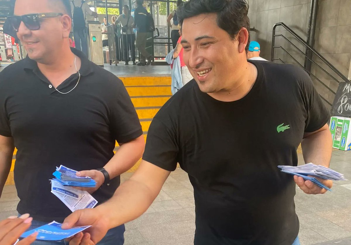 JApdfa's tweet photo. #Moron 📌
Ayer, junto a nuestros compañeros/as de la #Juve de la @CFTArgentina realizamos una jordana de militancia dónde repartimos folletos con las propuestas de nuestros candidatos de #UP @SergioMassa  y @Kicillofok  de cara a las próximas elecciones en octubre 🇦🇷✌🏻 https://t.co/zlsxK465nV
