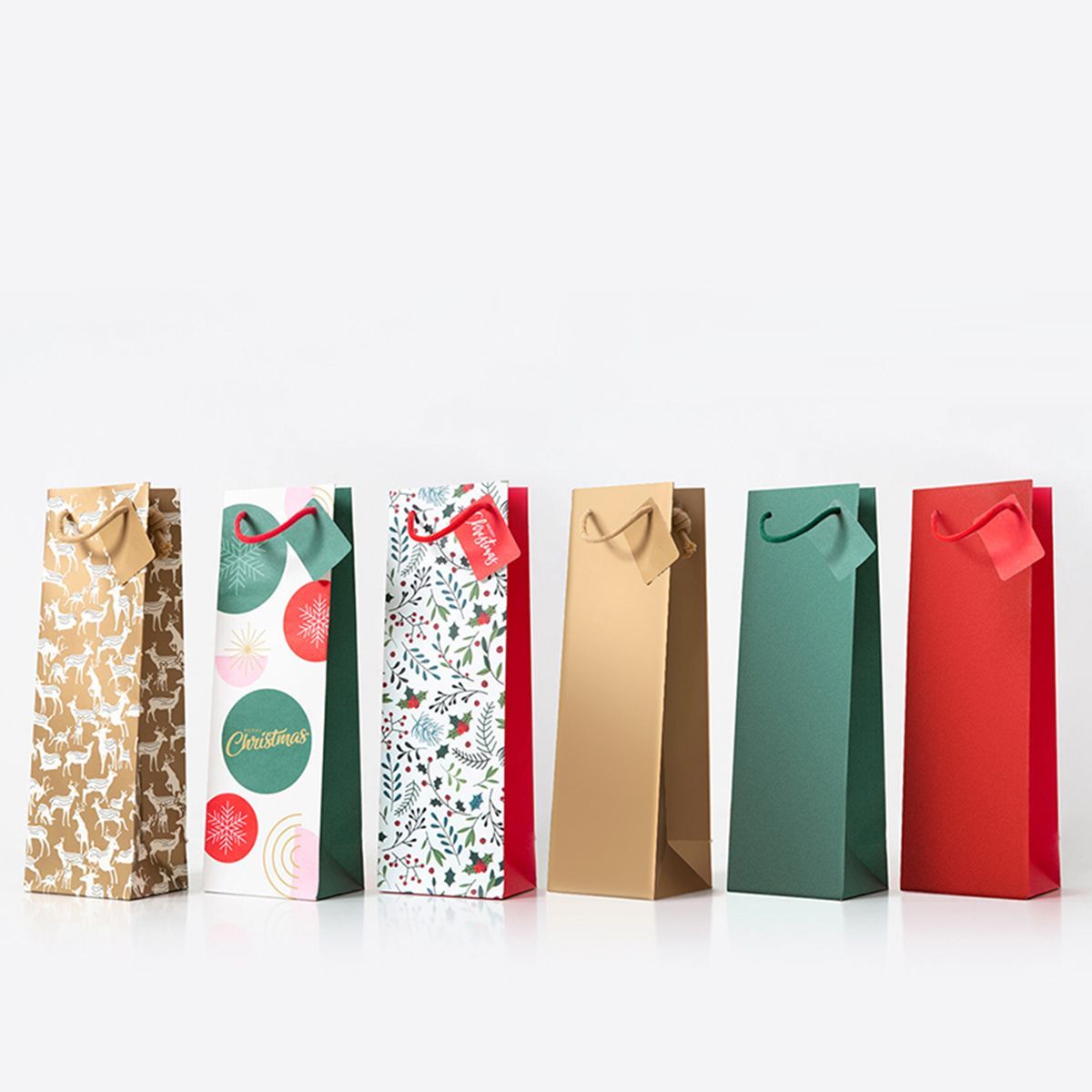 wbc_uk's tweet photo. We've introduced brand new Christmas designs across our bottle gift bag range to bring in the new season 🎄. 

With distinctive Christmas designs for the festive months, they will add that perfect extra touch to your gifting. 

Shop our bottle gift bags: https://t.co/rP1cB1NlEk https://t.co/EWGKMlGufw