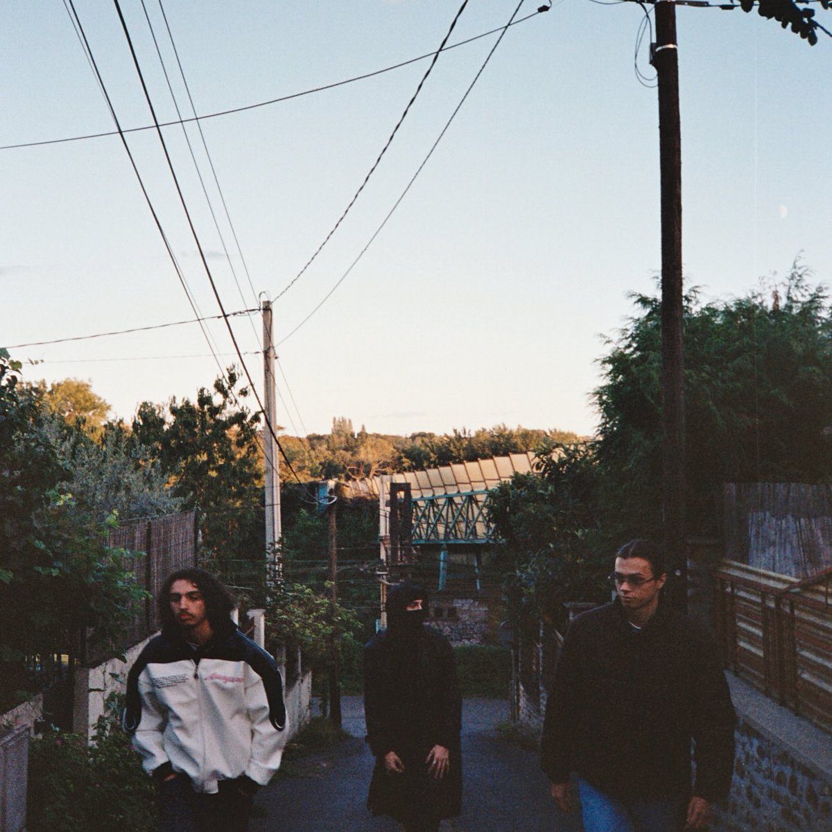 Merci beaucoup pour tous vos retours sur le projet 🖤 
Celui-là j’en suis particulièrement fier, une partie de moi est maintenant à vous 🤲🏼
Continuez à stream cette m*rde la miff!!! De mon côté, je vais commencer à bosser sur la suite…🏃🏻🏃🏻🏃🏻

📸 par les big <a href="/nightonearth_tv/">night on earth</a>