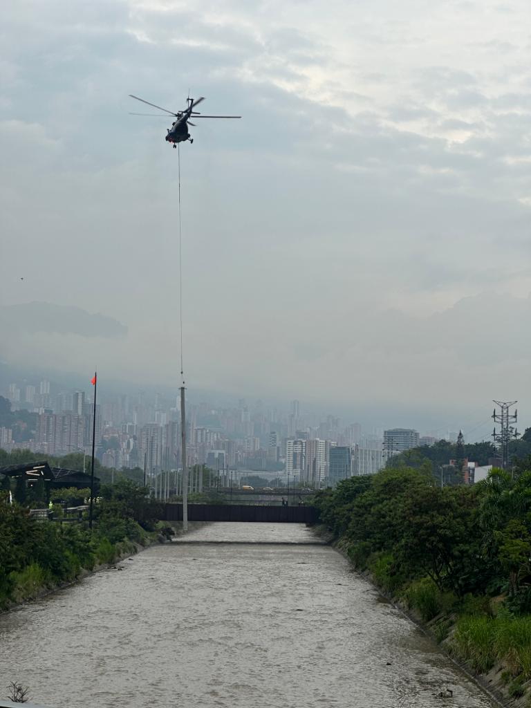 EPMestamosahi's tweet photo. En el montaje de esta infraestructura, que sostendrá las figuras monumentales de los Alumbrados Navideños de Medellín, en su edición 56, se utiliza un helicóptero especial para el izado de los postes. https://t.co/OQsNcrYS7w
