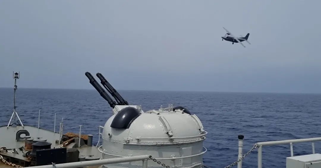 Indonesian Navy #TNIAL corvette, KRI Sutedi Senoputra (378), and NC-212 recently operated together in the Natuna Sea

#ForwardPresence

📸1st Fleet Command