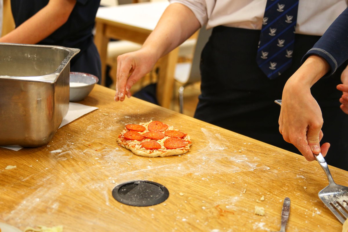 Josephmbryan's tweet image. Some great shots from last weeks cookery class as a part of @SpedeNews @SESSixthForm life skills programme. It is great for us @HolroydHowe to be able to collaborate with the school on this @ChefSi71 @JPHolroyd @chefbenji64 @OliCullers @pammybabe68 @DamianBlake4 @DanielCollier84