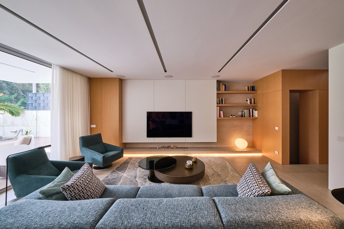 Casa I+D | by e2b arquitectos
La continuidad de techos, iluminación y pavimento, junto al tratamiento de las piezas de mobiliario que ordenan la planta contribuye, aún más, a que los espacios exteriores de la vivienda se interpreten como una parte más de la misma.