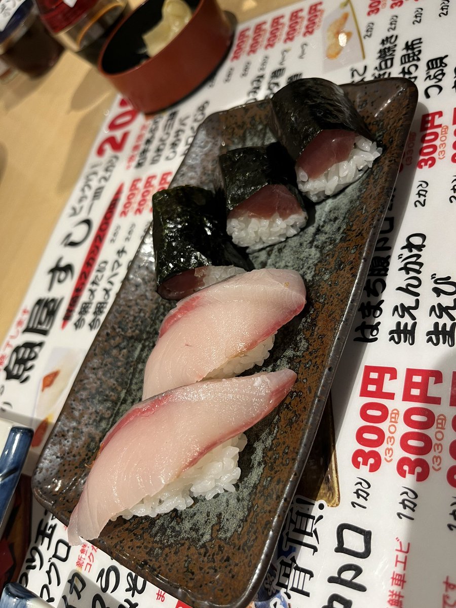 kogets's tweet photo. 今日は2回目のニュー寿司センター堂山店にやって来たよ。
前回からメニューが一部変わったみたいで、一皿2貫200円のメニューが追加されてた。
コスパ良すぎない？笑 https://t.co/ofc968Zco5