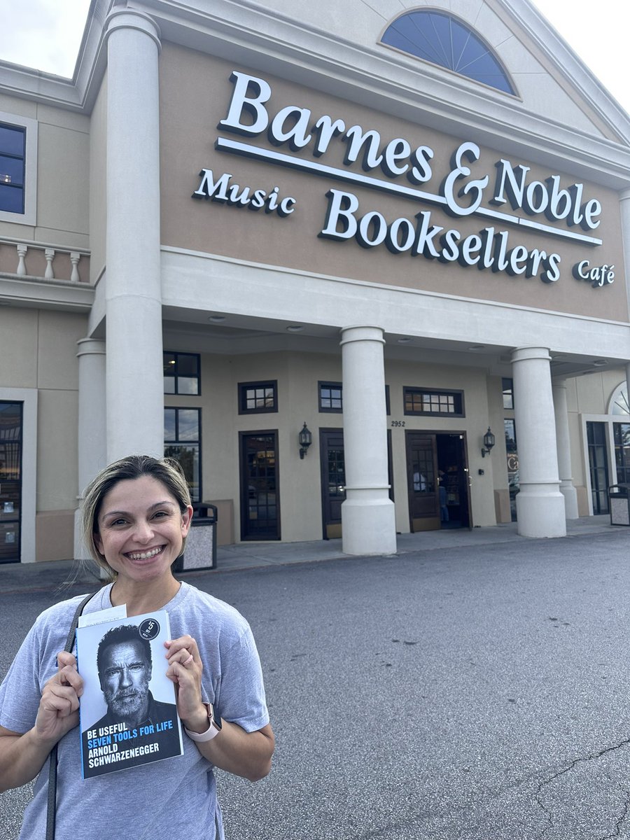 MahsaKM's tweet photo. Especially since your USC commencement speech 2009, I live by your philosophies. So excited for the new book #BeUseful @Schwarzenegger https://t.co/CuKR4uo7GS