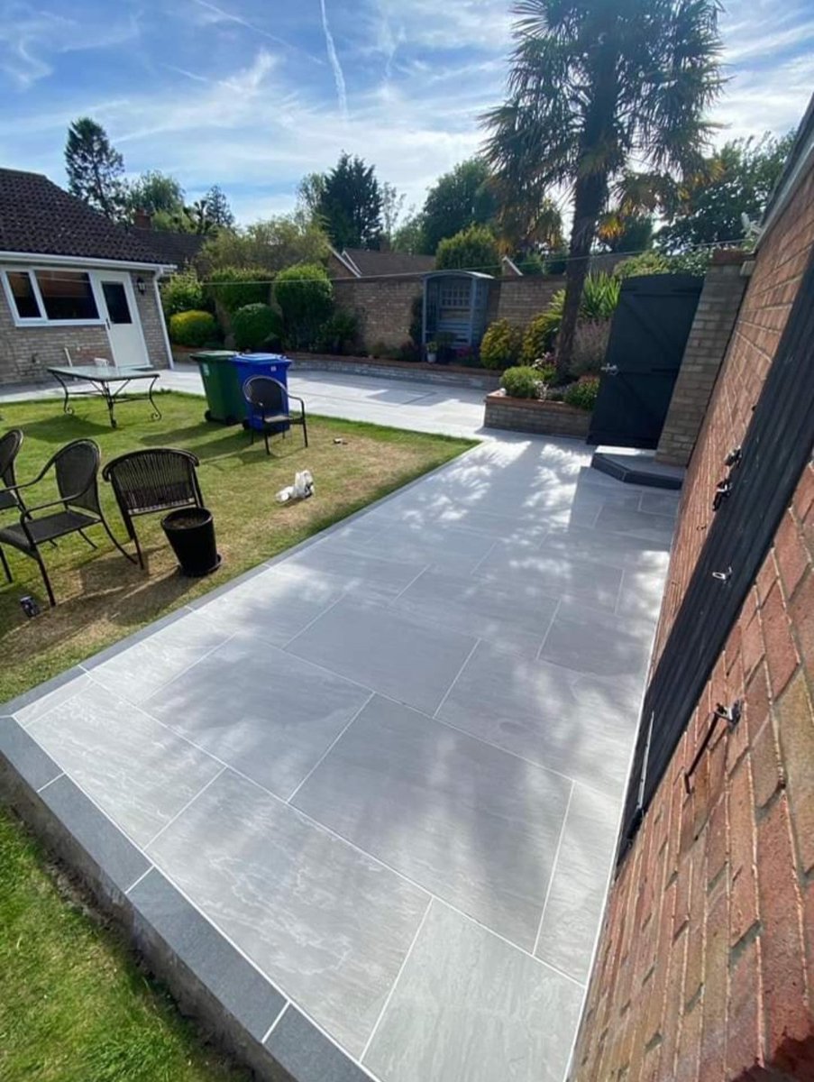 Grosvenorgrass's tweet photo. It's been a while...

2022/2023 has been a busy couple of years with a lot of variety.

Let's start here - Gorleston 

A full landscape..
Back ..Kandla Grey Porcelain 900x600 Tile, Bespoke Porcelain border. 
Front ..Decorative feature block border, Sandstone Path, Real Turf 🌿 https://t.co/o3FfrHZRYQ