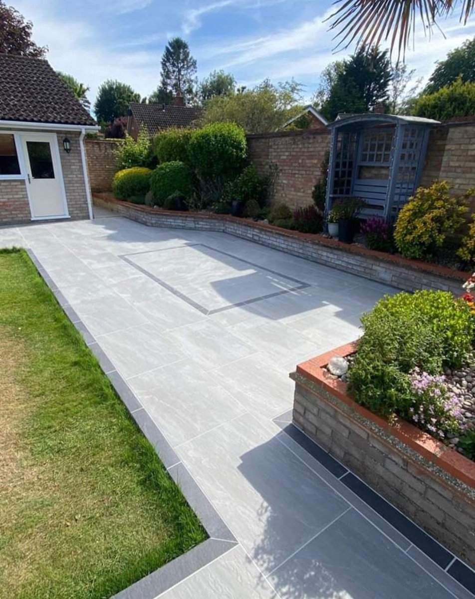 Grosvenorgrass's tweet photo. It's been a while...

2022/2023 has been a busy couple of years with a lot of variety.

Let's start here - Gorleston 

A full landscape..
Back ..Kandla Grey Porcelain 900x600 Tile, Bespoke Porcelain border. 
Front ..Decorative feature block border, Sandstone Path, Real Turf 🌿 https://t.co/o3FfrHZRYQ