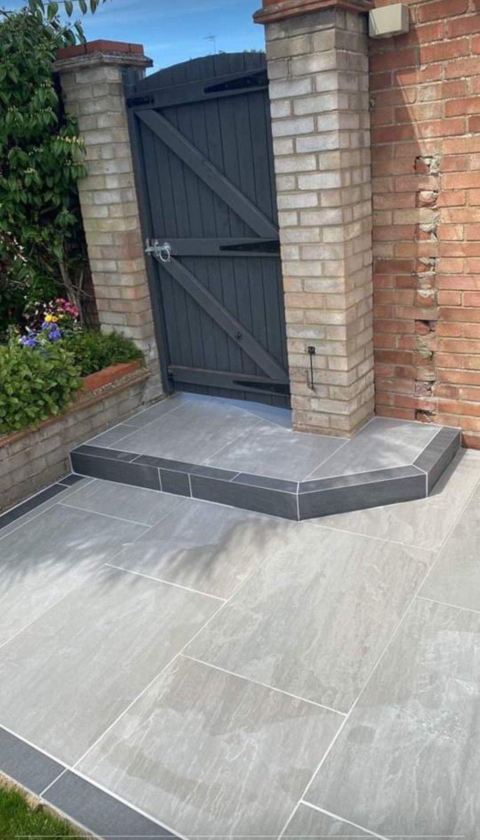 Grosvenorgrass's tweet photo. It's been a while...

2022/2023 has been a busy couple of years with a lot of variety.

Let's start here - Gorleston 

A full landscape..
Back ..Kandla Grey Porcelain 900x600 Tile, Bespoke Porcelain border. 
Front ..Decorative feature block border, Sandstone Path, Real Turf 🌿 https://t.co/o3FfrHZRYQ