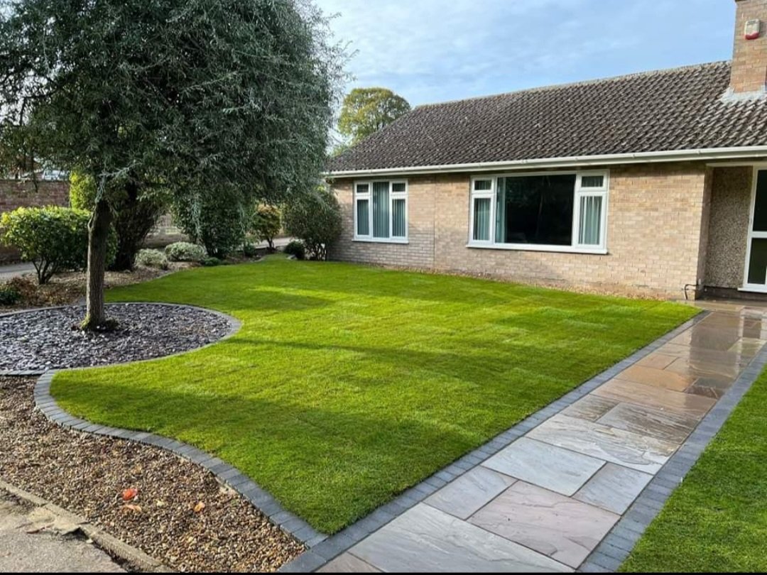 Grosvenorgrass's tweet photo. It's been a while...

2022/2023 has been a busy couple of years with a lot of variety.

Let's start here - Gorleston 

A full landscape..
Back ..Kandla Grey Porcelain 900x600 Tile, Bespoke Porcelain border. 
Front ..Decorative feature block border, Sandstone Path, Real Turf 🌿 https://t.co/o3FfrHZRYQ