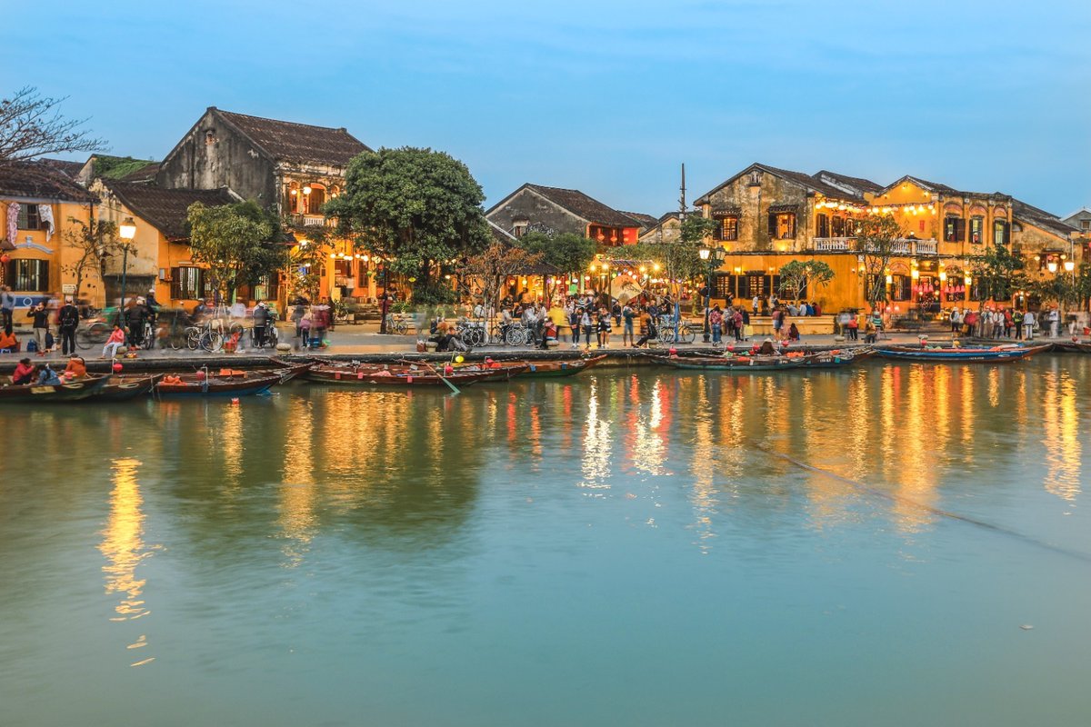 SITATours's tweet photo. Embark on a captivating journey through Vietnam with SITA World Tours! Immerse yourself in the enchanting beauty of Halong Bay, wander the historic streets of Hanoi, and explore the vibrant culture of Hoi An. https://t.co/GxSQlzysIv
