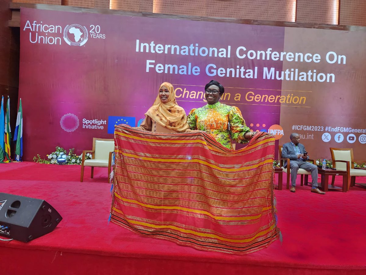 OrchidProject's tweet photo. Sadia Hussein, the co-founder of @frontlineendfgm congratulates our very own @amwithigah, on the launch of the END FGM/C Network Africa with the display of a Kenyan borana shuka as a show of support
#ICFGM2023 #EndFGMGeneration #EndFGMCAfrica https://t.co/JRIHekEwTY