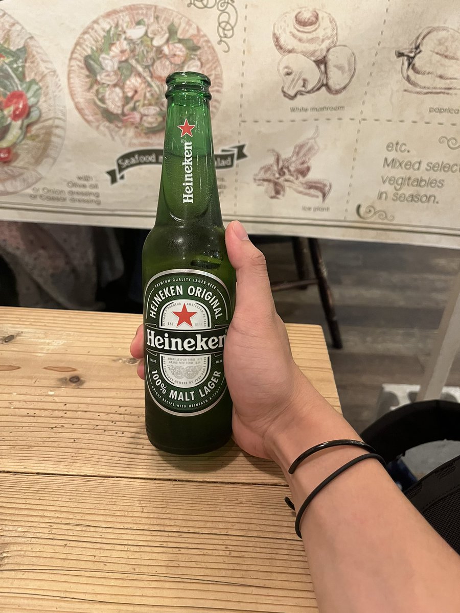 0120_ats's tweet photo. 金晩でも、土晩でも関係なく
飲みたい時に飲むのが心の健康であるこーる。
今日はハイネケンでね。

#金晩　#土晩 #関係ない #アルコール
#ハイネケン #heineken #HeineKen
#ビール #beer #オランダ　#ドイツ　
#DMC   #neildimc #NeilDiMC #ニールディムシー　#Bass https://t.co/bsW8hm7X41