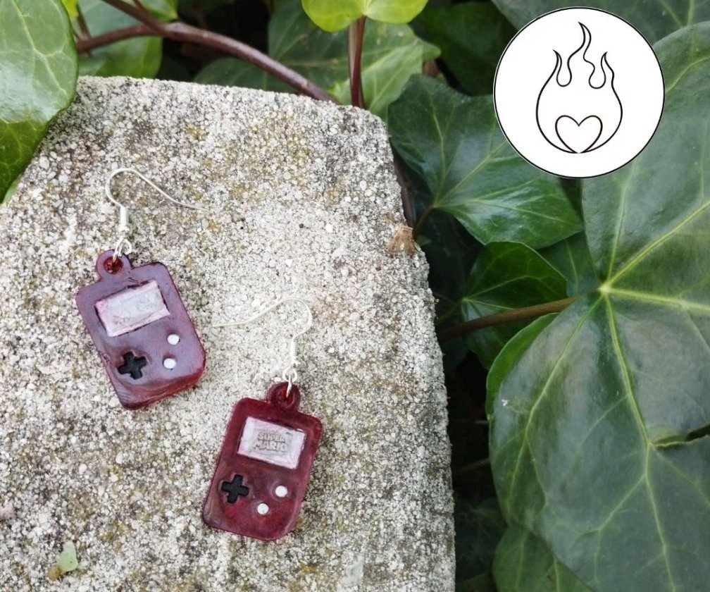Corifoc's tweet photo. 🎮 ¡Hola! Hoy os traemos estos pendientes con forma de Game boy y mando de consola.

🎮 Se pueden personalizar en cualquier color o en collar/pulsera.

#handmade #resinart #videojuegos #gameboy #smallbussines #hechoamano #corifoc #pendientes #earrings https://t.co/JZLoCKpNkt