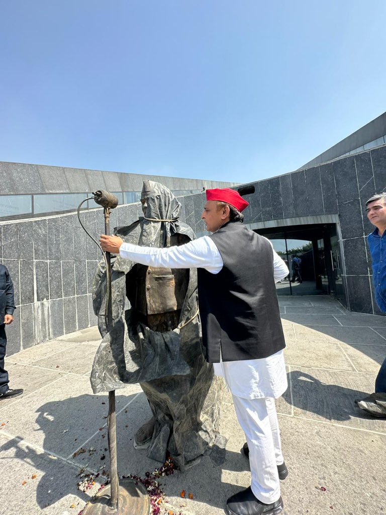 yadavakhilesh's tweet photo. भाजपा सरकार ने लोकनायक जयप्रकाश नारायण जी की प्रतिमा और संग्रहालय की क्या दुर्गति की है, सारे देश-प्रदेश को ये देखना चाहिए। ये एक स्वतंत्रता सेनानी का भी अपमान है और समाजवादी चिंतक का भी। आज़ादी की जंग में भाग न लेनेवाली भाजपा स्वतंत्रता के संघर्ष का मोल क्या जाने। 

जो इतिहास का सम्मान नहीं करते, इतिहास उन्हें माफ़ नहीं करता है।