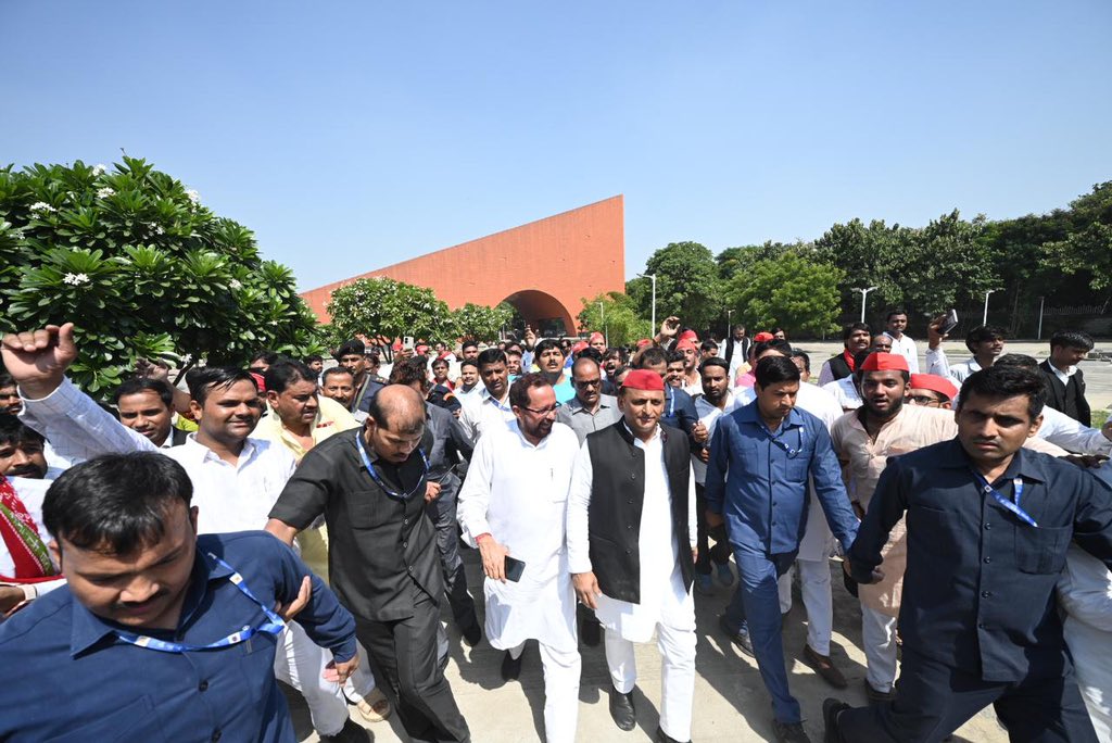 yadavakhilesh's tweet photo. भाजपा सरकार ने लोकनायक जयप्रकाश नारायण जी की प्रतिमा और संग्रहालय की क्या दुर्गति की है, सारे देश-प्रदेश को ये देखना चाहिए। ये एक स्वतंत्रता सेनानी का भी अपमान है और समाजवादी चिंतक का भी। आज़ादी की जंग में भाग न लेनेवाली भाजपा स्वतंत्रता के संघर्ष का मोल क्या जाने। 

जो इतिहास का सम्मान नहीं करते, इतिहास उन्हें माफ़ नहीं करता है।