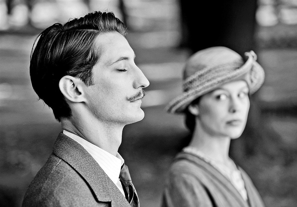 —¿A qué huele, Paco?

—A puente, Maricarmen. A puente.

—Qué bien vivís los maestros.

—Aber estudiao.