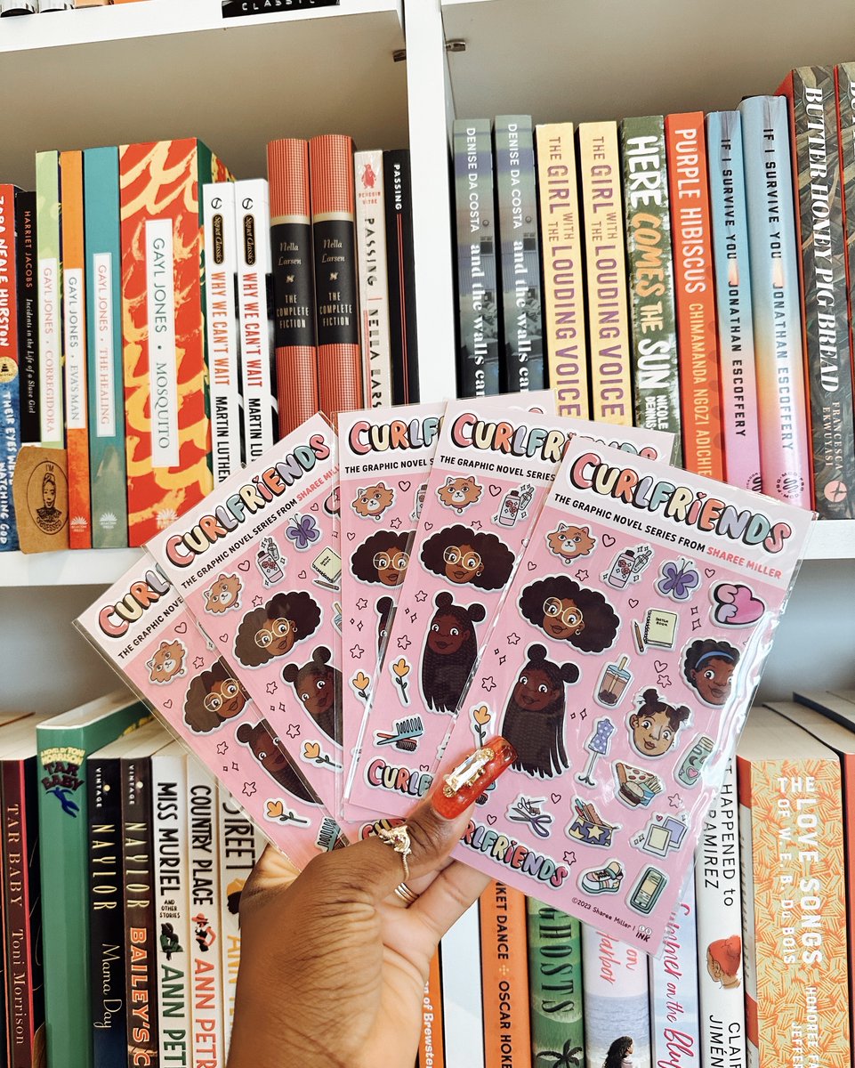 Theee cutest book arrived at the store today!  We're so excited for our Curlfriends - this one’s for you! 👩🏾‍🦱🧑🏾‍🦱

About the book: 
Charlie has a foolproof plan for the first day at her new middle school. Even though she's used to starting over as the new kid—thanks to her