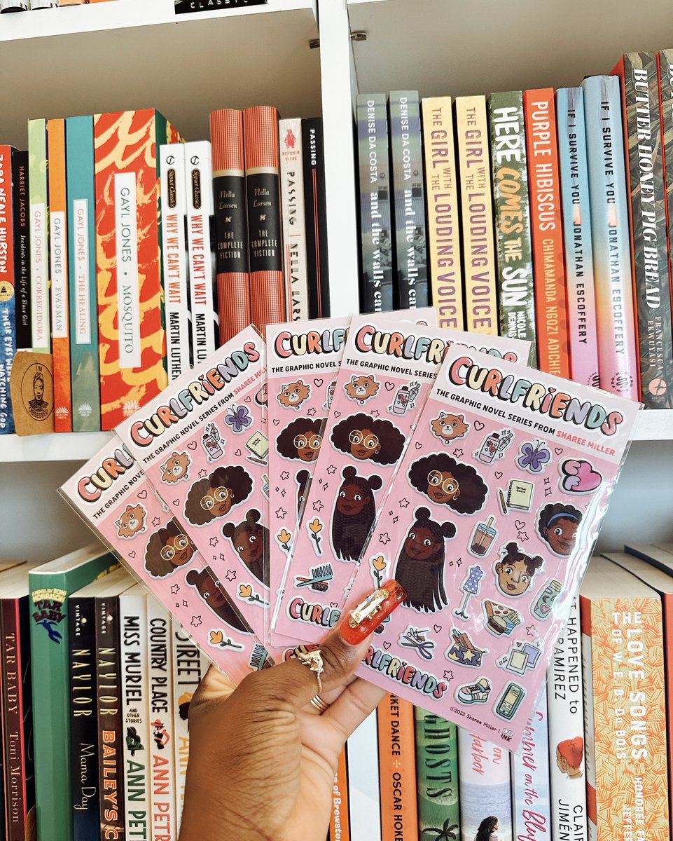 Theee cutest book arrived at the store today! We're so excited for our Curlfriends - this one’s for you! 👩🏾‍🦱🧑🏾‍🦱 About the book: Charlie has a foolproof plan for the first day at her new middle school. Even though she's used to starting over as the new kid—thanks to her