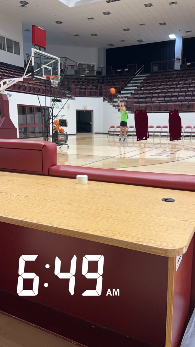 BrenlyLamb's tweet photo. Shots up before school 💪🏽

@MOPhenomAR_2027  @MissouriPhenom @PGHOklahoma @JrAllStarBB https://t.co/VTVmDfCChr