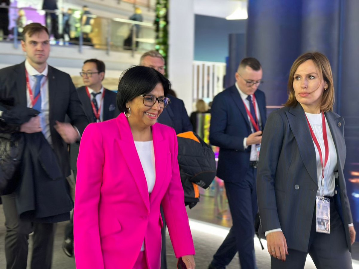 #EsNoticia || Vicepresidenta <a href="/delcyrodriguezv/">Delcy Rodríguez</a> llega al Centro de Convenciones de Moscú para participar en la Semana de la Energía Rusa. 

#11Oct 

Más información: bitly.ws/X55T