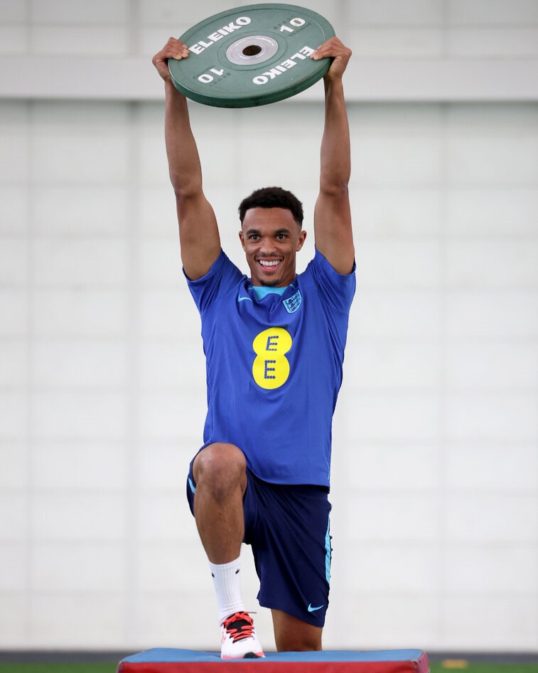 LFC's tweet photo. Straight to work with the #ThreeLions 🏋️ https://t.co/H6hELQXAky
