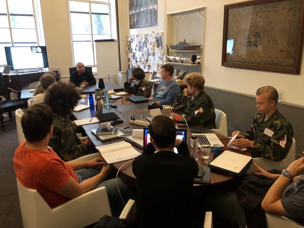 MandevilleAC's tweet photo. Geopolitics is begonnen! Hoofddocent Ronald Poetiray (MinDef) neemt de studenten mee op een superinteressante reis. Morgen bijvoorbeeld naar de - geheime - afdeling van TNO. #Gouda https://t.co/mozolZQIGm
