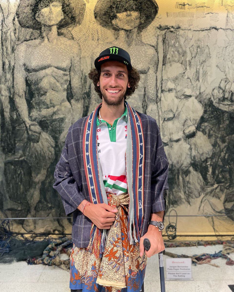 Pakaian yang bagus 🇮🇩 How does it suit me? 3k likes and it will be my outfit for the GP weekend 😜 Cómo me queda? 3k likes y lo llevo todo el finde del #IndonesianGP 😜

#MotoGP #42ins @motogp