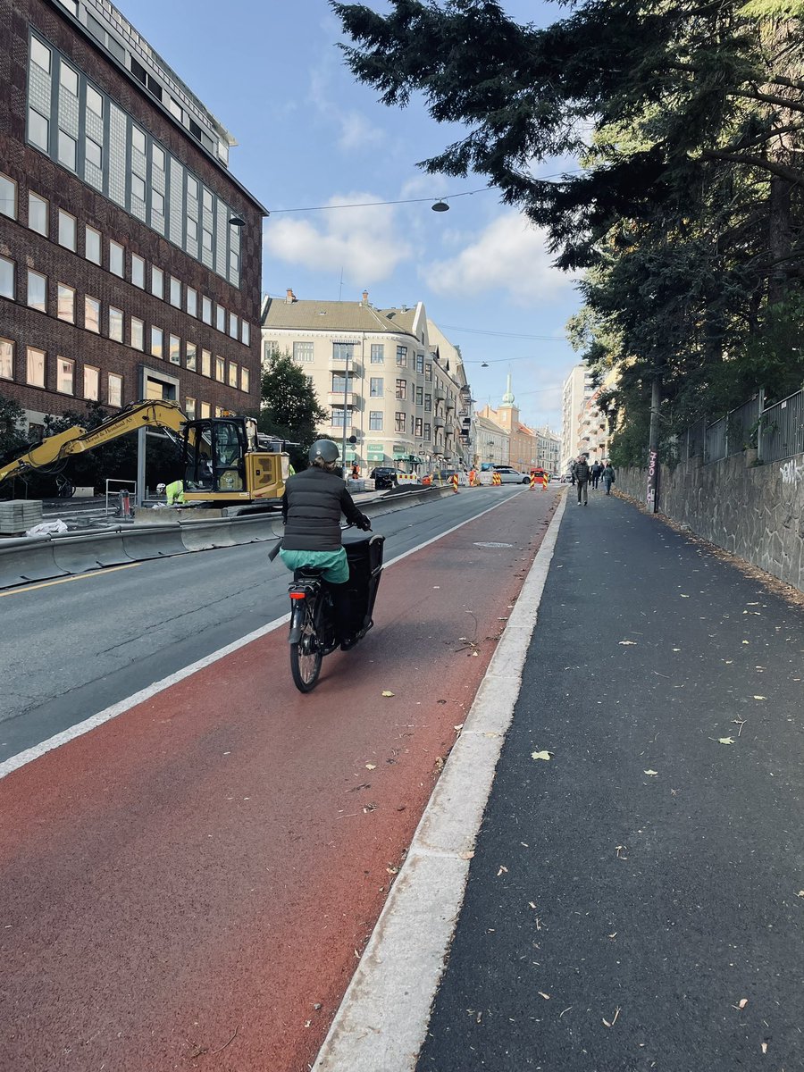 Til tross for kraftige protester fra Høyre så er nå oppgradering av Ullevålsveien i gang. Veien til høy sykkelandel er ikke «blandet trafikk» men brede, opphøyde og gjennomgående sykkelveier. Nå mangler vi bare heller i stedet for asfalt på fortauene så er det helt Køben!
