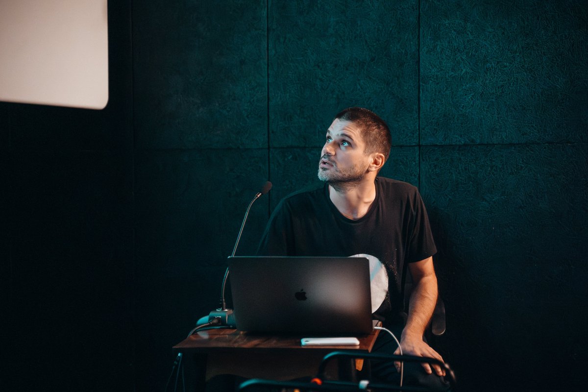 FCurtocircuito's tweet photo. 💥 #PedroMaia volveu unha vez máis a #curtocircuito cunha sesión especial na que o cineasta e artista portugués invitounos a reflexionar sobre a importancia das visuais e as súas posibilidades creativas. Unha sesión que non sería posible sen o apoio do @camoes_ip.
🏷 @CCultura https://t.co/9ZSfHrPofi