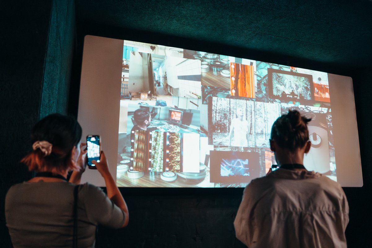 FCurtocircuito's tweet photo. 💥 #PedroMaia volveu unha vez máis a #curtocircuito cunha sesión especial na que o cineasta e artista portugués invitounos a reflexionar sobre a importancia das visuais e as súas posibilidades creativas. Unha sesión que non sería posible sen o apoio do @camoes_ip.
🏷 @CCultura https://t.co/9ZSfHrPofi