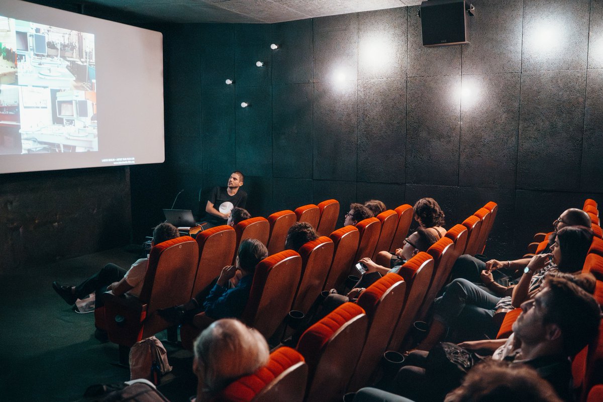 FCurtocircuito's tweet photo. 💥 #PedroMaia volveu unha vez máis a #curtocircuito cunha sesión especial na que o cineasta e artista portugués invitounos a reflexionar sobre a importancia das visuais e as súas posibilidades creativas. Unha sesión que non sería posible sen o apoio do @camoes_ip.
🏷 @CCultura https://t.co/9ZSfHrPofi